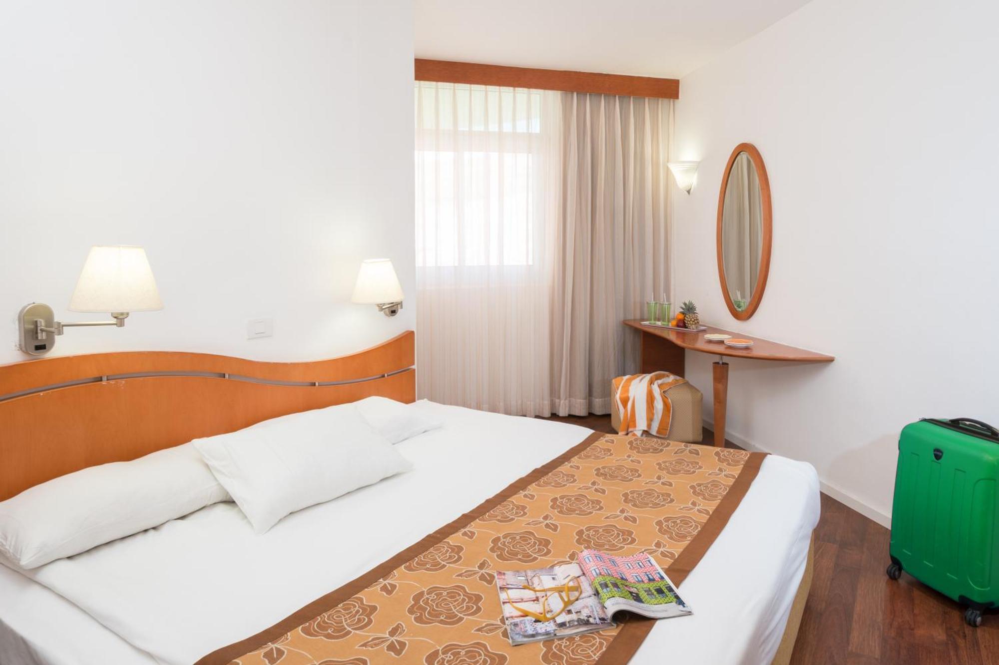Leonardo Club Hotel Dead Sea Неве-Зогар Екстер'єр фото A bed runner